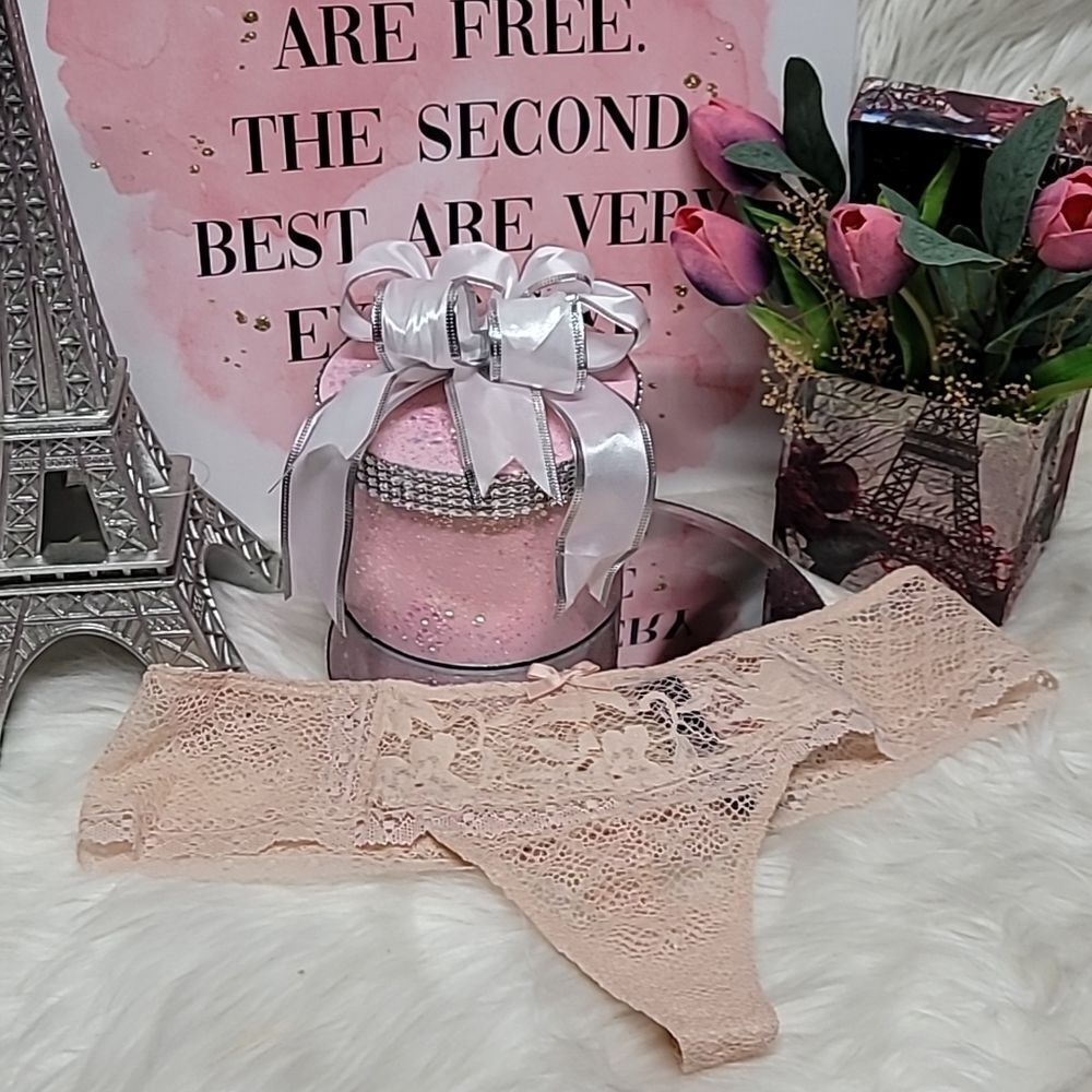 1549 VICTORIA'S SECRET Lace beige Bow and  back holeThong Size M  NWT